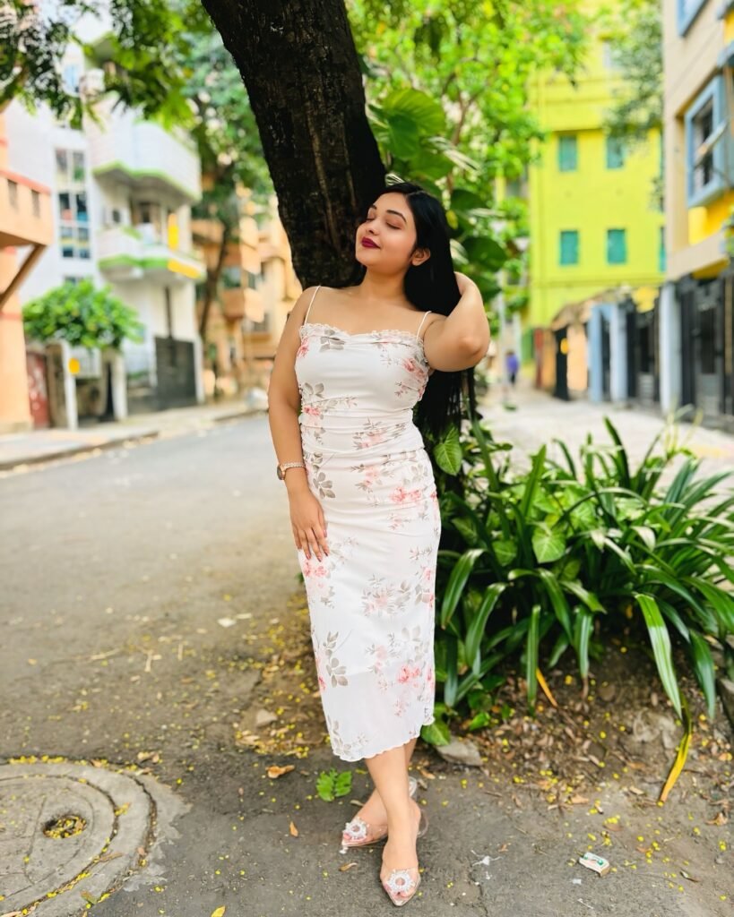 Romantic Florals: Elegant Midi Dress for Urban Strolls